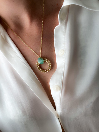 COLAR ARO BARBELA E CRISTAL VERDE PRATA DOURADA