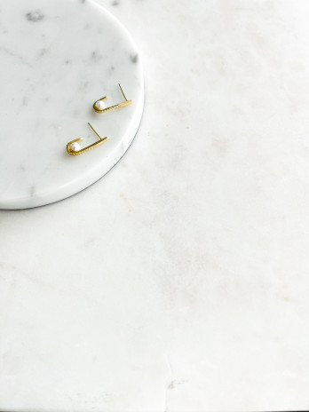 BRINCOS DI PÉROLA PRATA DOURADA