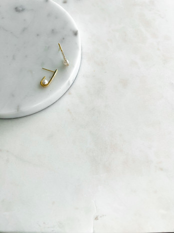 BRINCOS DI PÉROLA PRATA DOURADA