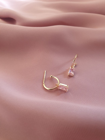 BRINCO PENDENTE ROSA EM PRATA DOURADA