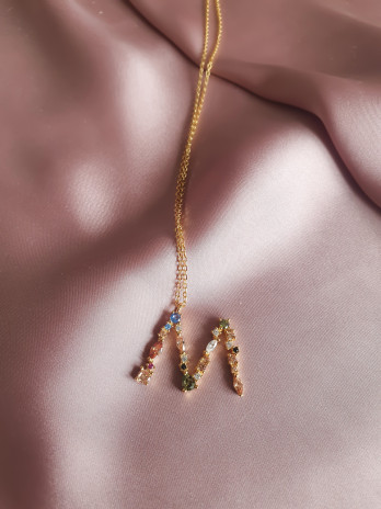 COLAR LETRA M CRAVADA COM PEDRAS