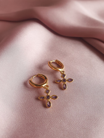 BRINCO PENDENTE FLOR LILÁS EM PRATA DOURADA