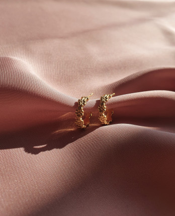 ARGOLAS PEQUENAS FLORES EM PRATA DOURADA