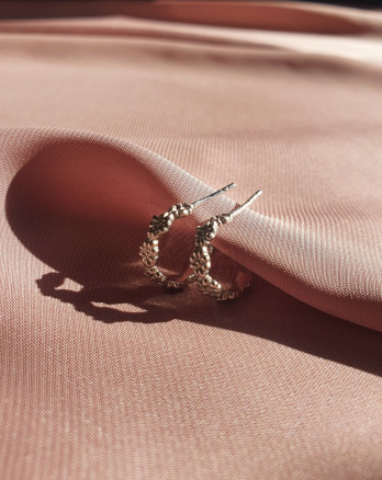 ARGOLAS PEQUENAS FLORES EM PRATA