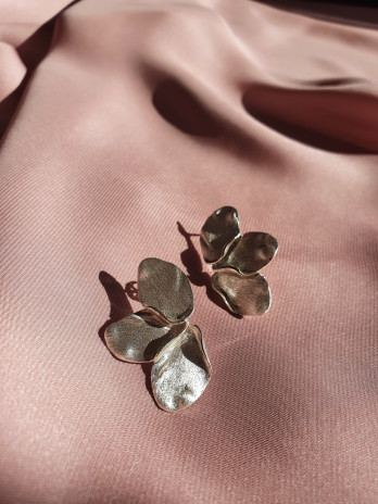 BRINCOS PÉTALAS PRATA